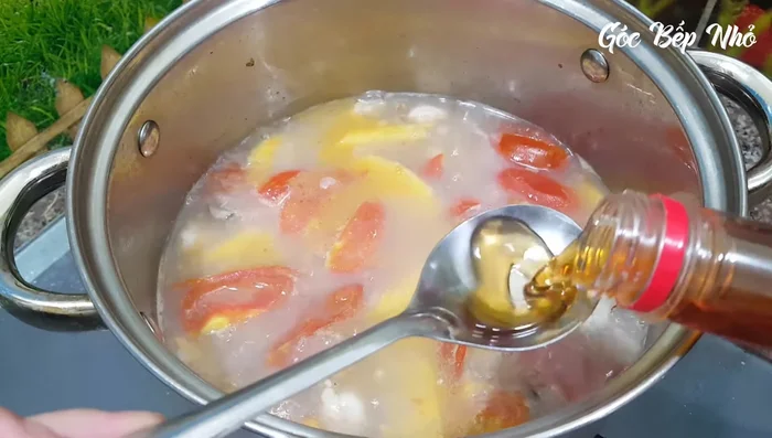 Nêm nếm lại gia vị cho vừa ăn (có thể thêm 1/2 thìa canh nước mắm, 1/2 thìa cà phê bột ngọt).