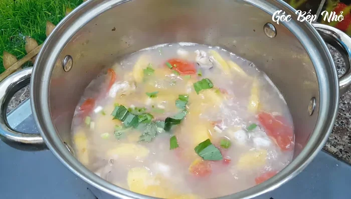Cho hành lá và rau răm vào, tắt bếp.