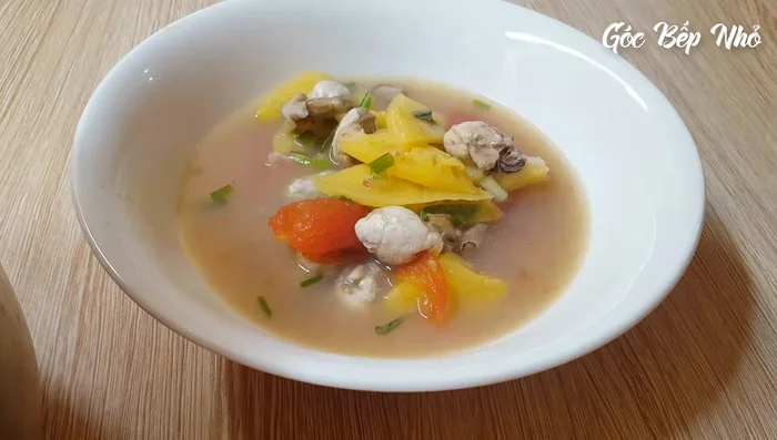 Múc canh ra tô và thưởng thức khi nóng.