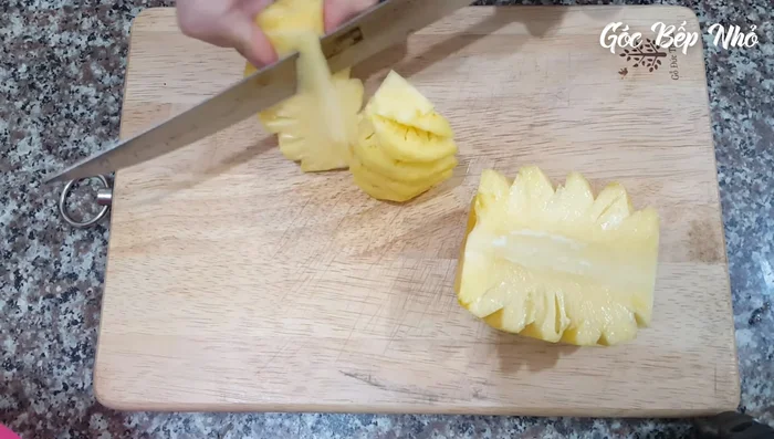 Thái dứa lát mỏng. Bỏ phần lõi cứng của dứa. Cà chua bổ múi cau.
