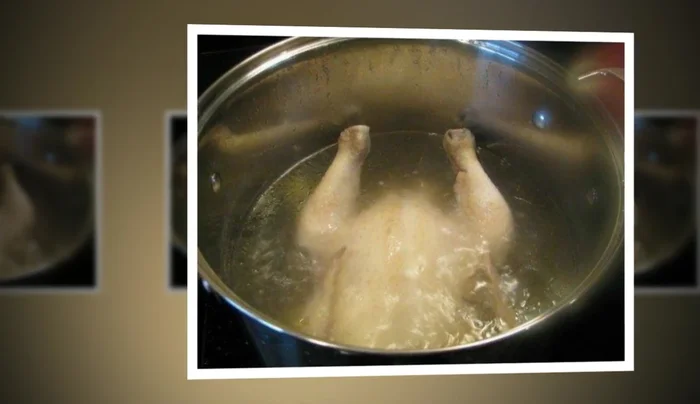Thêm 1 củ hành tây để tăng độ ngọt. Để gà trong nồi sau khi chín.