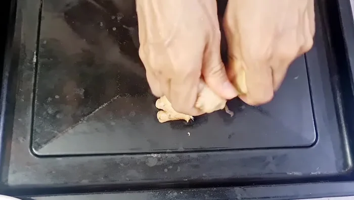 Cắt nhỏ gừng, hành tây.