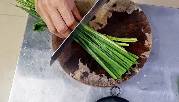 Xắt nhỏ hành lá, rau răm (tùy chọn).