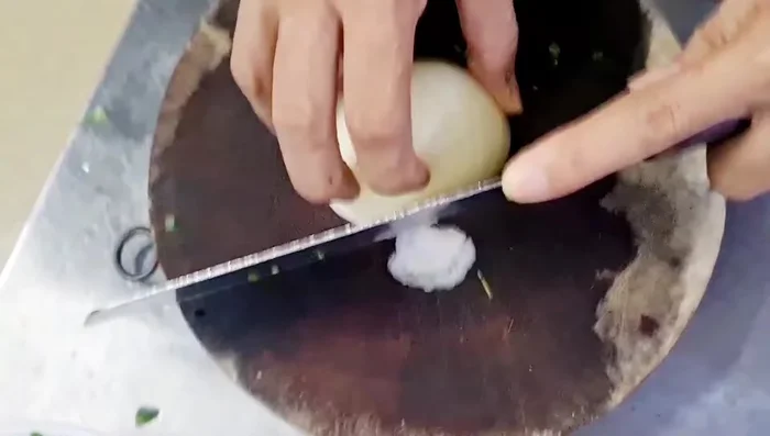 Xắt nhỏ hành tây, lá chanh.