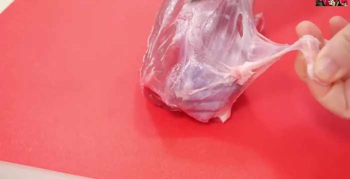 Rửa sạch thịt bò, dùng giấy thấm khô, cắt thịt bò thành lát mỏng (cắt ngang thớ).