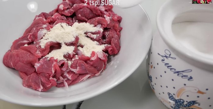 Ướp thịt bò với bột năng, đường, nước mắm, dầu tỏi (hoặc dầu ăn), tiêu.