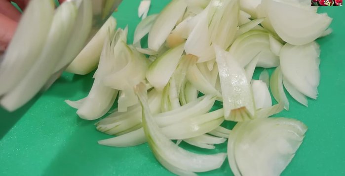 Cắt hành tây dọc thành lát mỏng khoảng 3mm, ngâm vào nước đá để giảm bớt vị hăng.