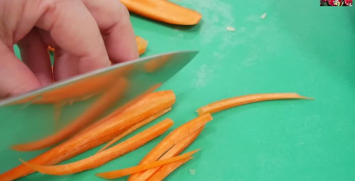 Cắt xoài và cà rốt thành lát mỏng (cà rốt mỏng hơn xoài).