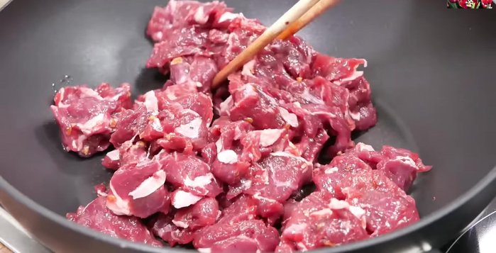 Xào thịt bò cho chín, đảo liên tục để thịt mềm và không bị khô. Để nguội.