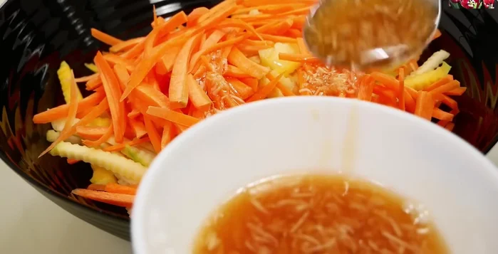 Trộn 2/3 số sốt với xoài, cà rốt, hành tây, 1 muỗng canh dầu tỏi.