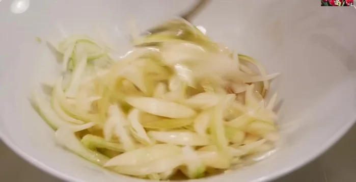 Trộn hành tây với 2 muỗng canh nước mắm và 1/2 muỗng canh chanh, để riêng cho ngấm.