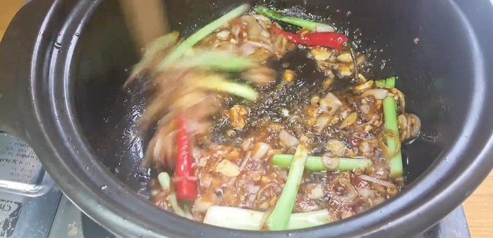Cho cá vào kho: Cho cá đã ướp vào nồi, đảo đều. Thêm nước ướp cá, 3 muỗng canh nước mắm và nước cho ngập mặt cá. (121.119)