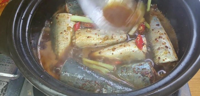 Nấu cá: Đun sôi, dùng muỗng múc nước tưới đều lên cá để cá ngấm gia vị. Đậy nắp và kho khoảng 15 phút với lửa nhỏ. (189.2)