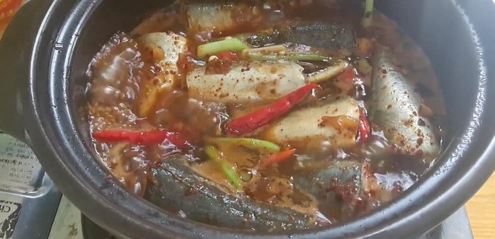 Thêm gia vị (tùy chọn): Nếu thích ăn cay, cho thêm ớt tươi và tiêu. Thêm ớt bột. Đậy nắp và kho thêm 5 phút nữa. (234.72)