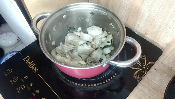 Thêm lá lốt: Cho lá lốt vào xào cùng.