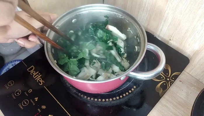 Thêm nước (nếu làm canh): Nếu muốn ăn canh, thêm nước vào. Nếu muốn ăn món xào, bỏ qua bước này.
