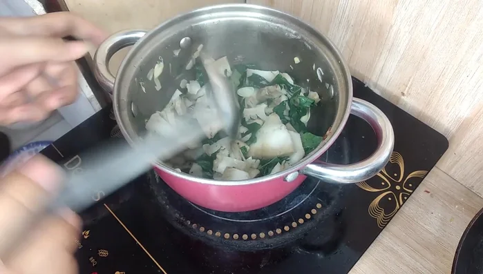Đun sôi: Đun sôi canh cho đến khi lá lốt chín mềm, nếm lại gia vị.