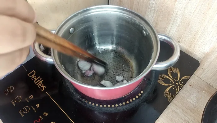 Phi hành tím: Cho hành tím vào chảo phi với dầu ăn cho đến khi vàng thơm. Nếu chay, có thể thay thế hành tím bằng bắp cải trắng băm nhỏ.