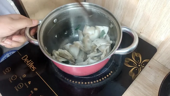 Xào mít non: Cho mít non đã sắc vào chảo, nêm nếm gia vị (hạt nêm, đường, bột ngọt, tiêu) theo khẩu vị. Xào đều.