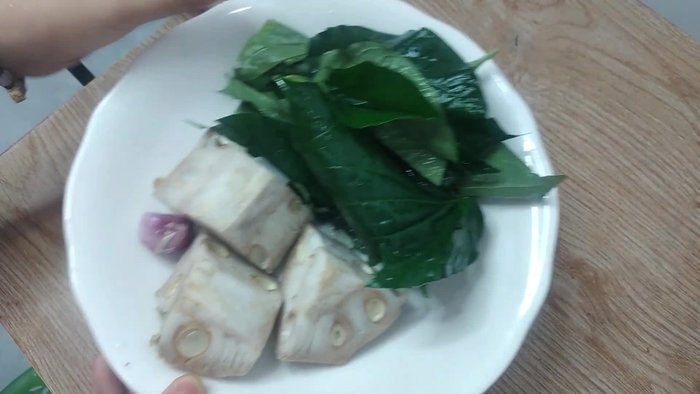 Chuẩn bị mít non: Có thể dùng mít non luộc sẵn hoặc mít tươi. Nếu dùng mít tươi, mít sẽ dai hơn nhưng không mất nhiều thời gian.