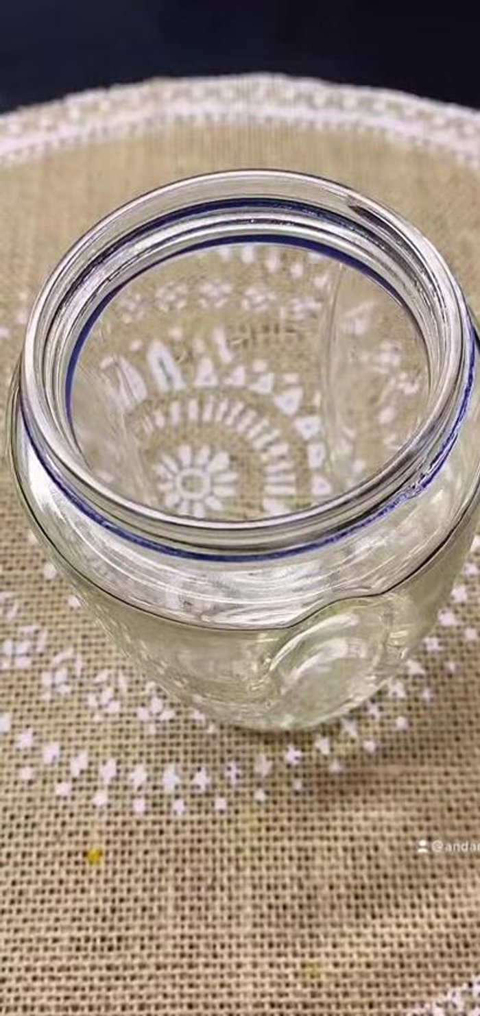 Cắt nhỏ bí đỏ, khoai lang và cho vào nồi. Thêm hạt óc chó vào.