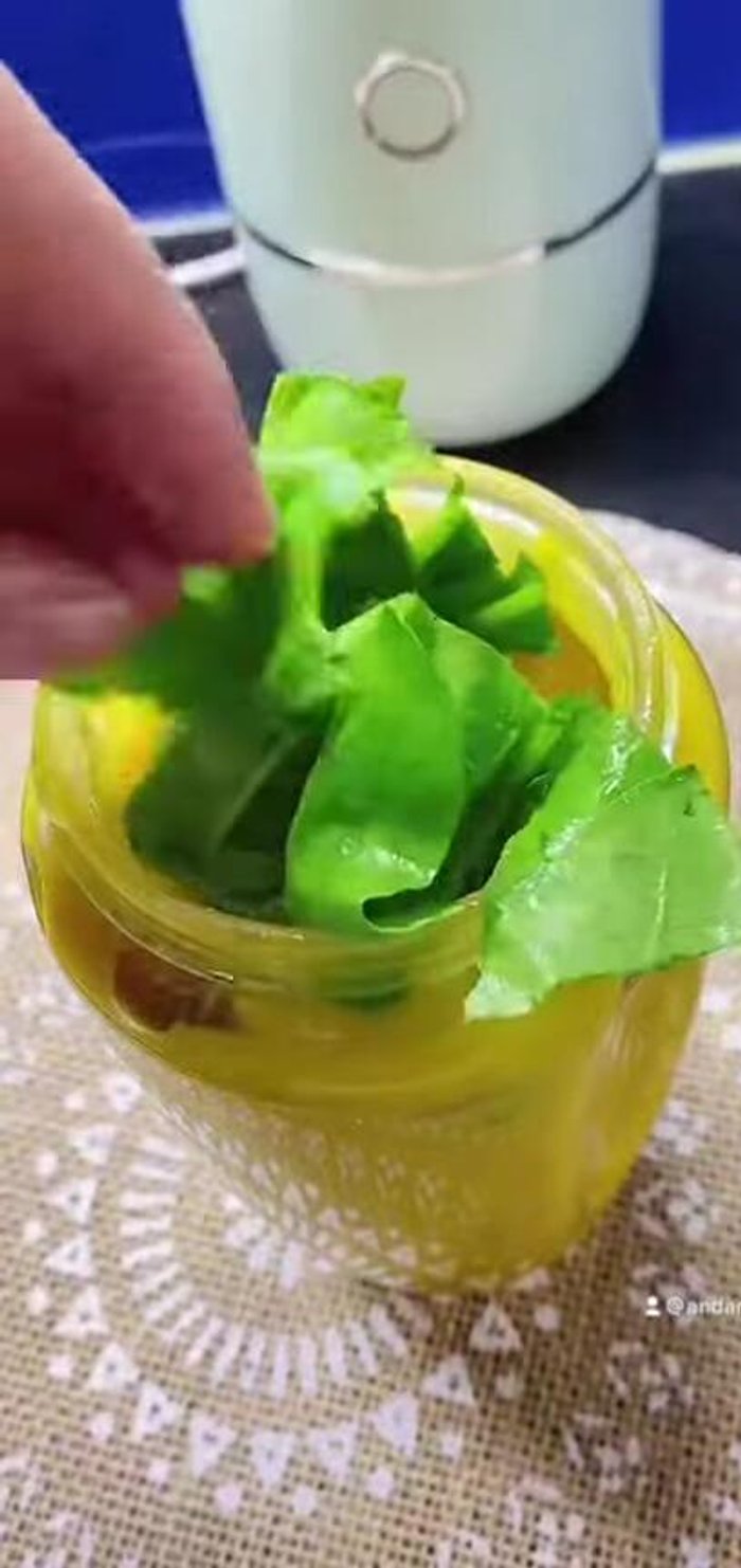 Cho hỗn hợp vào máy xay sinh tố, thêm nước nếu cần xay nhuyễn.