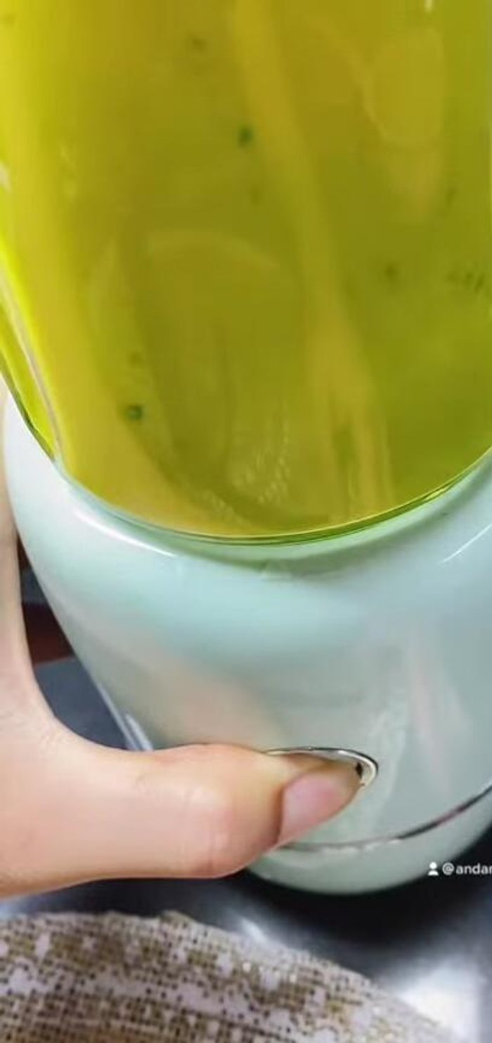 Cho hỗn hợp đã xay vào chảo, thêm cải bó xôi (hoặc rau khác).