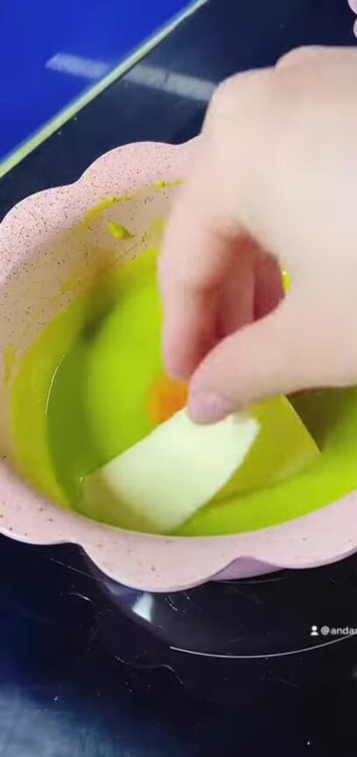 Quấy đều khoảng 5 phút cho hỗn hợp chín.