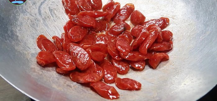 Thêm một ít dầu ăn, đun lửa nhỏ vừa, đảo liên tục đến khi lạp xưởng vàng giòn, dậy mùi thơm (150.9)