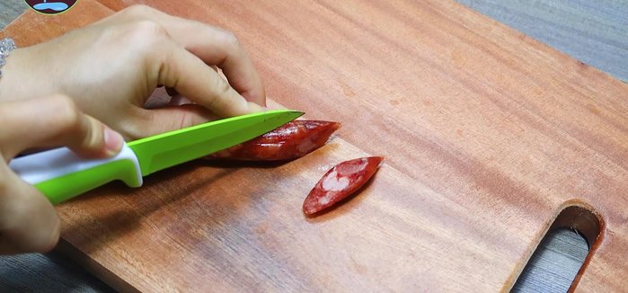 Cắt lạp xưởng thành từng lát dày khoảng 0.5cm (42.46)