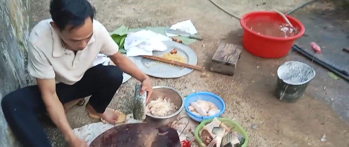 Làm sạch dụng cụ chế biến bằng xà phòng và nước sạch.
