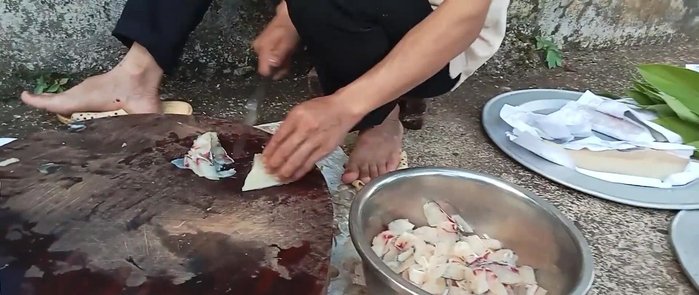 Trộn cá trắm với riềng, lá nghệ, lá gừng, mùi tàu, lá đinh lăng (nếu có).