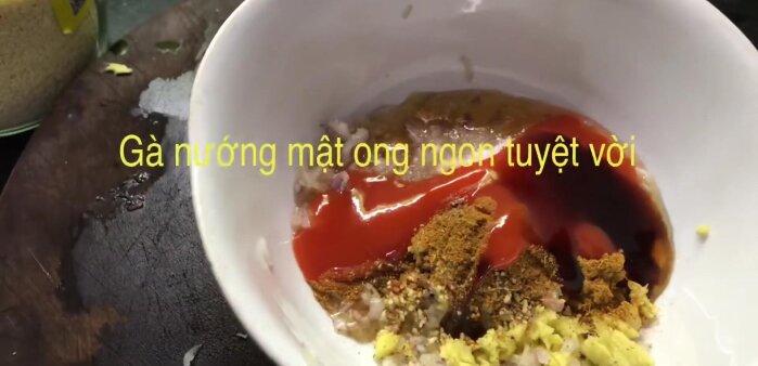 Trộn đều gia vị và ướp gà.