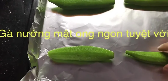 Xếp gà vào khay nướng, đặt vật nặng lên trên để gà không bị di chuyển.