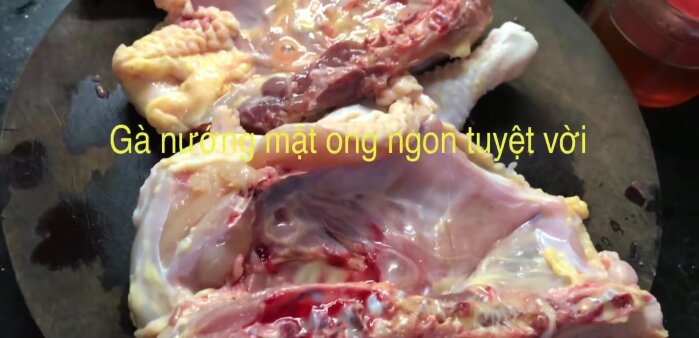 Làm sạch gà, bổ đôi.