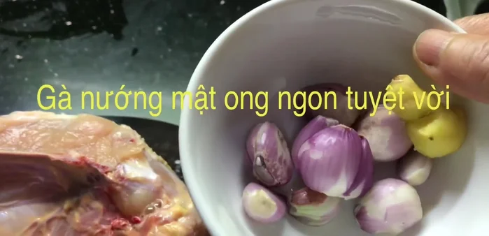 Chuẩn bị hành tím, gừng, băm nhỏ.