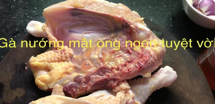 Ướp gà với hành, tỏi băm, mật ong, hạt nêm, hạt tiêu đen, ngũ vị hương, đường, tương ớt, dầu ăn, bột hạt điều (nếu có), bột nghệ (nếu có).
