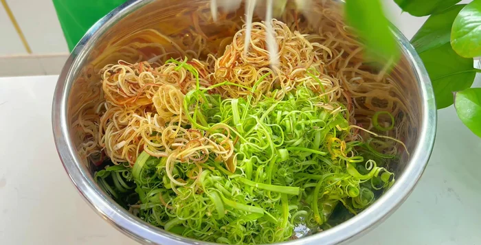 Trộn đều rau sống, hành tây, ngò gai, ngò rí.