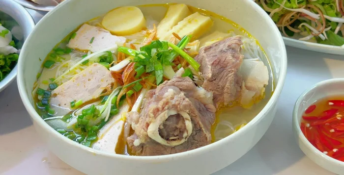 Thêm hành phi lên trên cùng. Ăn kèm với nước mắm ớt.