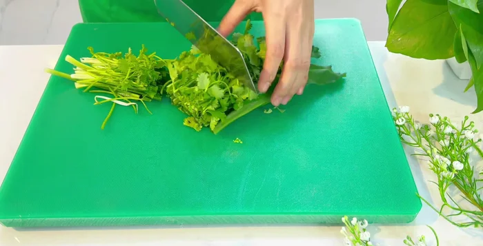 Chuẩn bị rau ăn kèm: Xà lách, rau muống, bắp chuối bào, giá, ngò gai, ngò rí, hành lá cắt nhỏ, hành tây cắt sợi.