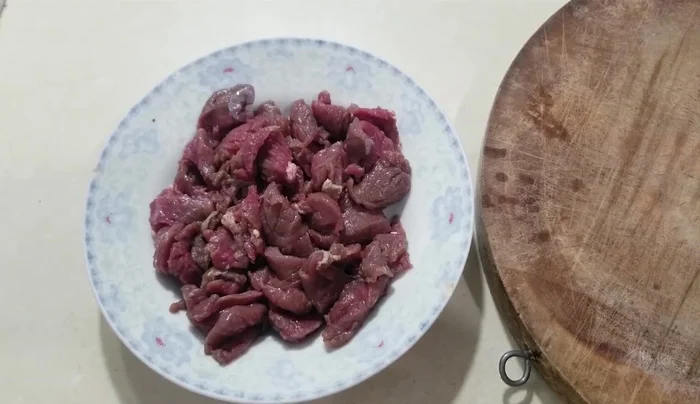 Thái thịt trâu thành miếng vừa ăn (nếu chưa thái sẵn).