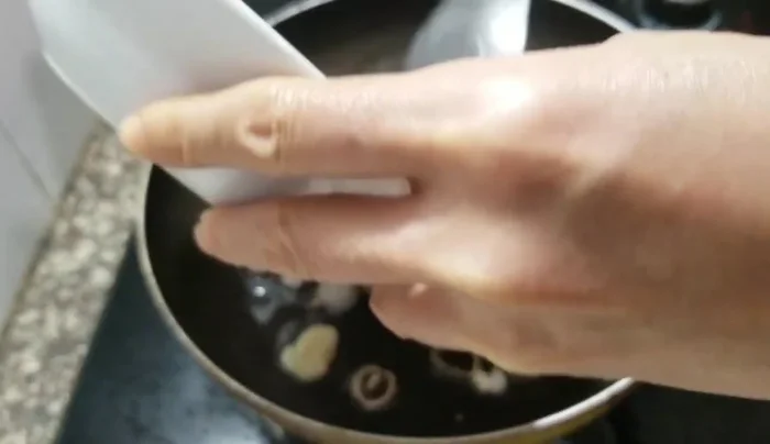 Cho thịt trâu vào xào với lửa to cho đến khi tái.
