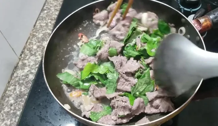 Cho lá lốt vào xào cùng, đến khi thịt chín mềm.