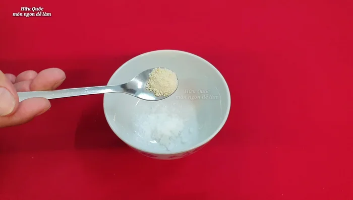 Pha nước sốt: Trộn đều 1/3 muỗng cà phê muối, 1/3 muỗng cà phê bột ngọt, 1/3 muỗng cà phê hạt nêm, 4 muỗng cà phê đường, 1 muỗng canh nước mắm, 2 muỗng canh nước màu, 6 muỗng canh nước lọc (200.879).