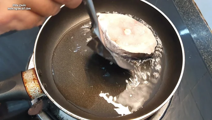 Chiên cá: Cho dầu ăn vào chảo, chiên cá thu vàng hai mặt (303).