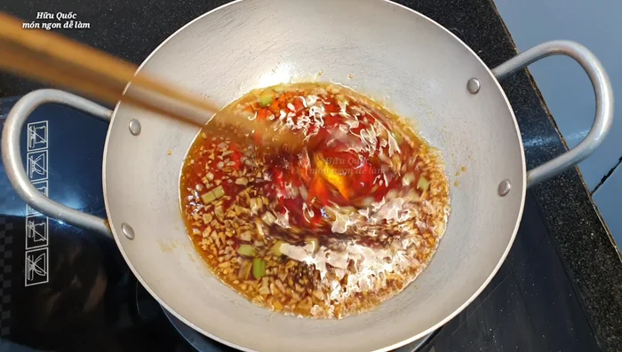 Kho cá: Cho nước sốt vào chảo, đun sôi. Thêm cá thu vào, kho với lửa vừa (425.28). Thêm một nửa muỗng cà phê tiêu xay (431.479). Đảo đều, múc nước sốt tưới lên cá để cá ngấm gia vị (467.639).