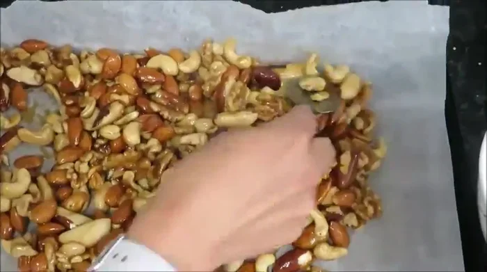 Đổ hỗn hợp hạt lên khay nướng và dàn đều.