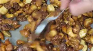 Cách làm Hạt Thập Cẩm Nướng Mật Ong Ngọt Ngào, Giòn Tan