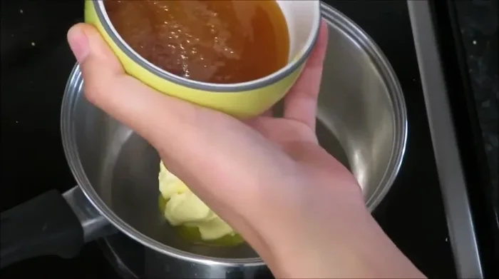 Tưới mật ong vào.