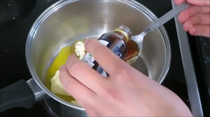 Thêm vanilla vào hỗn hợp.